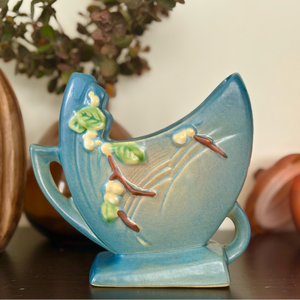 Roseville Snowberry Vase